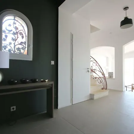 Villa Familiale, *