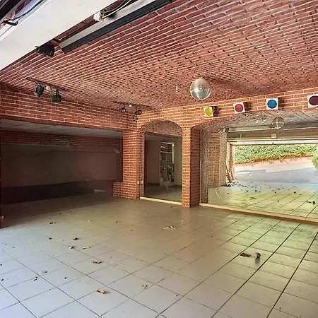 Villa Familiale, *
